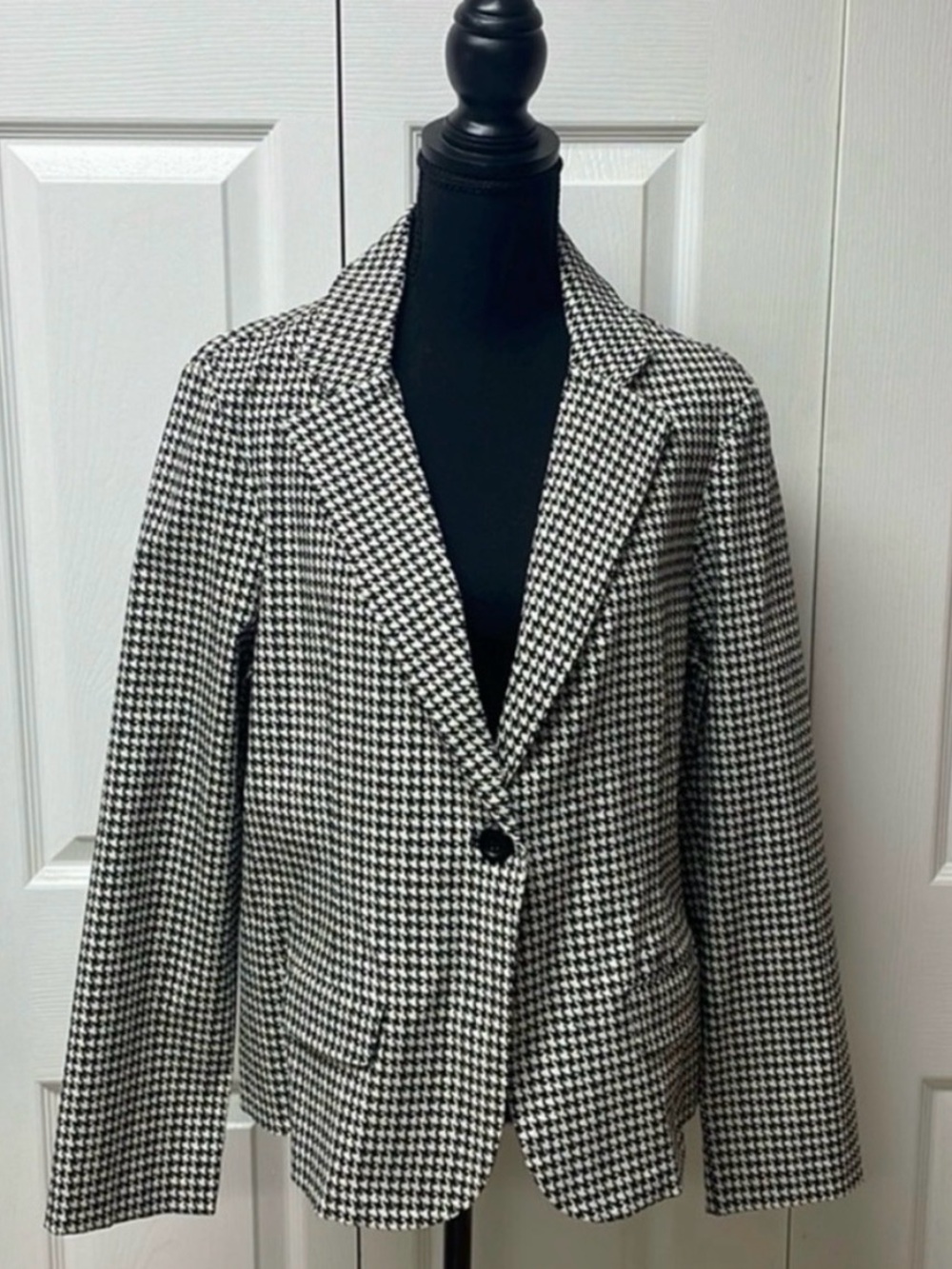 Soho Apparel Black & Off-White Stretch Houndstooth Blazer